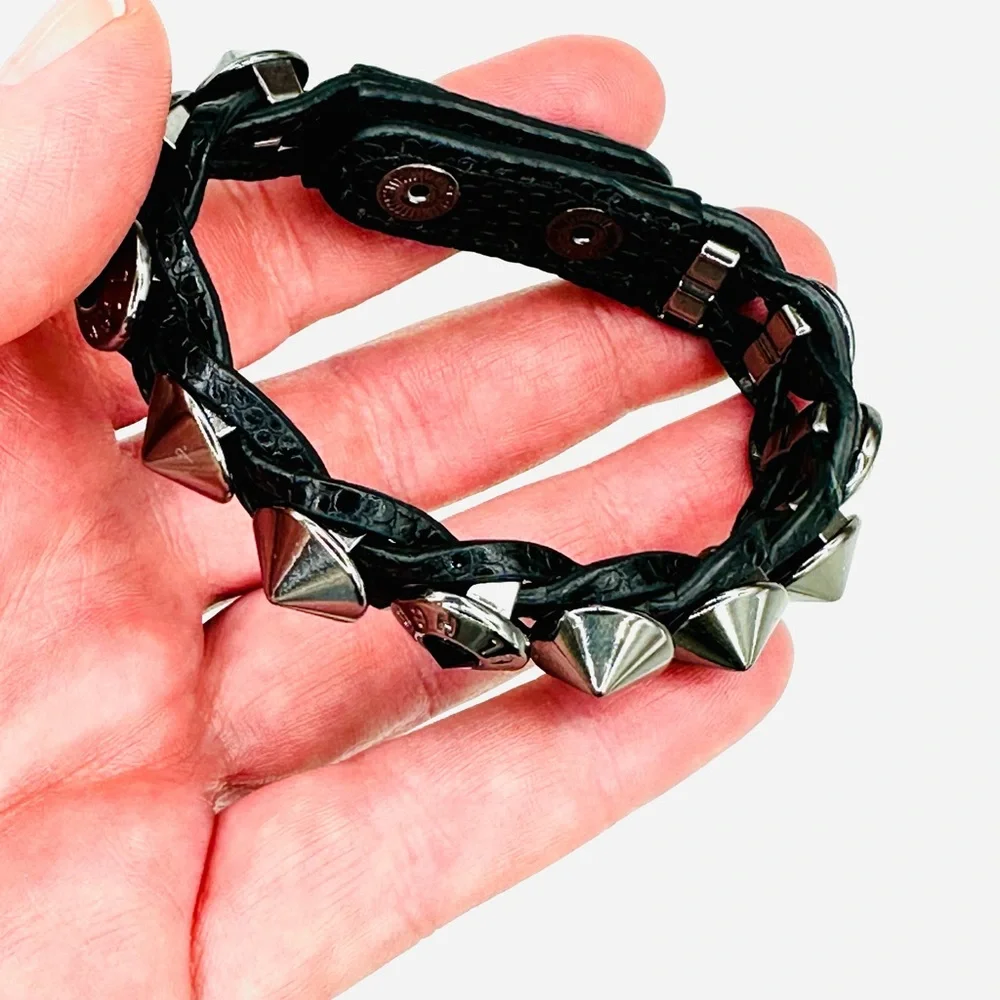 🤎 HENRI BENDEL Vintage Studs & Logo Leather Bracelet.
Black & Silver - Picture 10 of 16